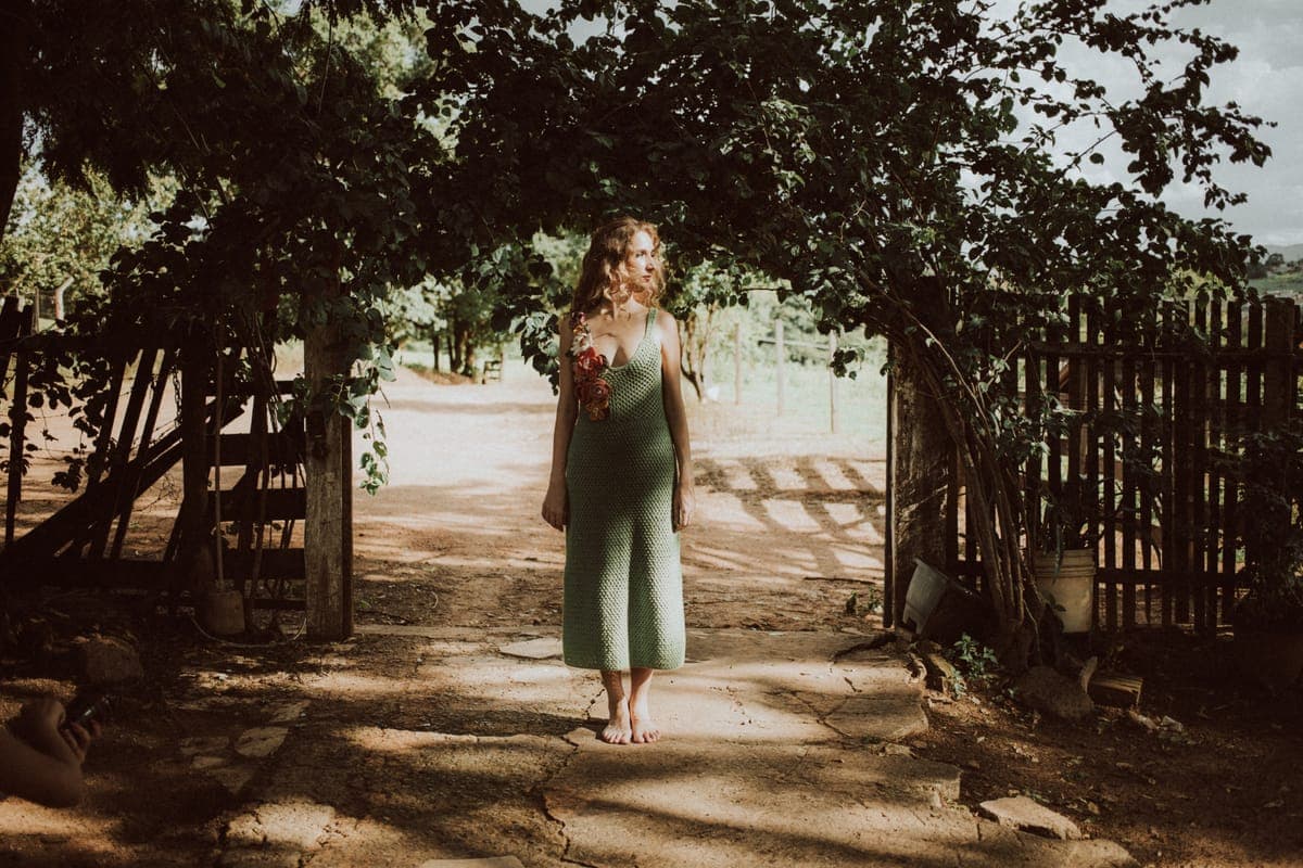 Helena no caminho de terra
