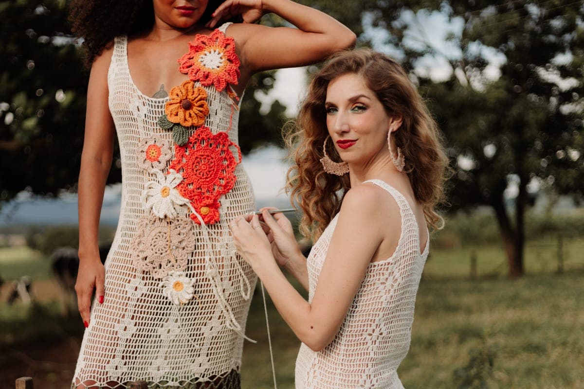 Helena crochetando junto de uma peça